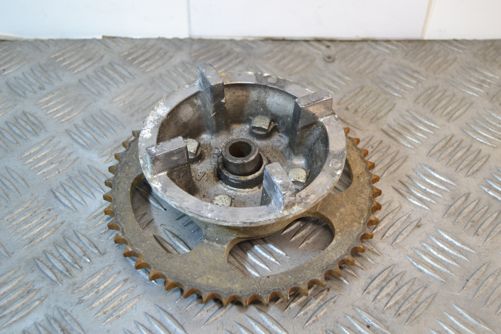 porte courronne Suzuki 125 GT X4 1980-84 sprocket holder – Image 3