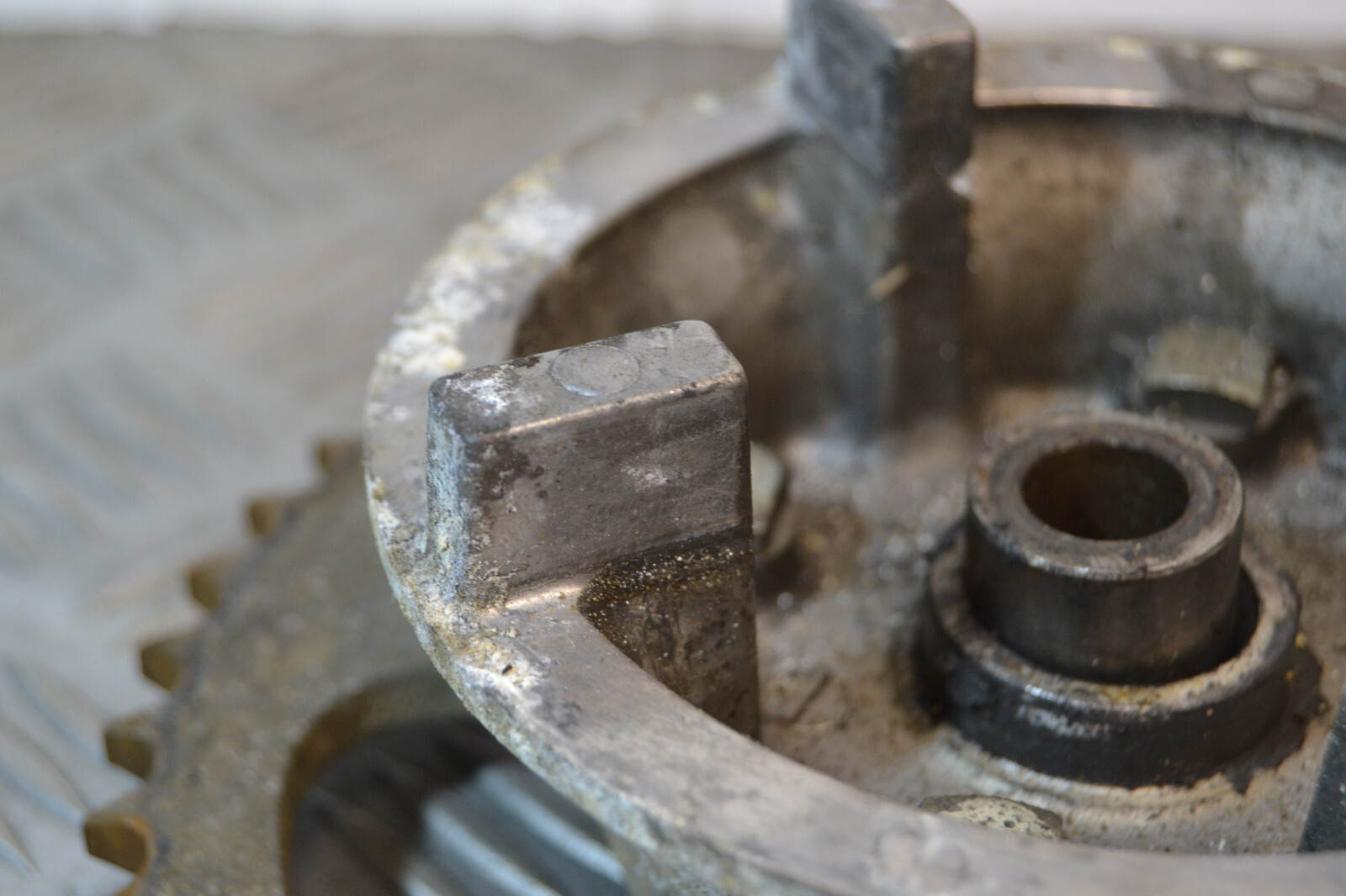 porte courronne Suzuki 125 GT X4 1980-84 sprocket holder – Image 4